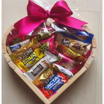 Cesta de Chocolates Lacta em Formato de Coração Presente de Páscoa com Laço Purple