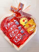 Cesta de Coração com Chocolate Kit Kat e Serenata de Amor e emoji