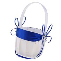 Cesta de flores de casamento branca elegante com fita azul