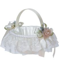 Cesta de flores de casamento elegante com pérolas, renda e laço