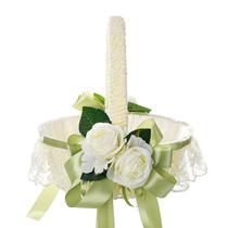 Cesta de flores de casamento elegante com rosas brancas e laço de cetim
