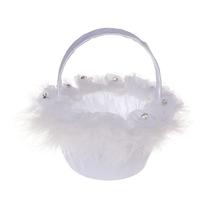 Cesta de flores de casamento: elegante renda branca e penas