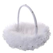 Cesta de flores de casamento em cetim branco com penas e pérolas