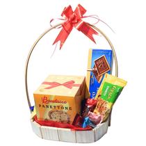 Cesta de Natal com Panetone Bauducco, Bombons Nestlé e Petit Beurre Cesta de Natal com Panetone Bauducco, Bombons Nestlé e Petit Beurre