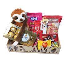 Cesta de Presente Bicho Preguiça Aniversário Fini Bombons