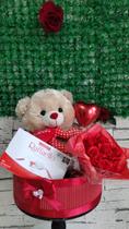 Cesta de presente com urso com rosas
