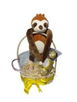 Cesta de Presente Criativo Pelúcia Preguiça + Caneca Coração + Chocolate Cesta de Presente Criativo Pelúcia Preguiça + Caneca Coração + Chocolate
