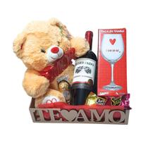 Cesta de Presente Dia dos Namorados Urso, Taça, Vinho e Chocolates