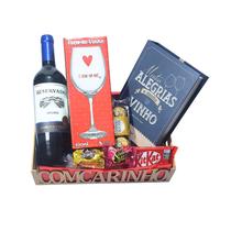 Cesta De Presente Premium com Kit Vinho, Taça e Bombons Cesta De Presente Premium com Kit Vinho, Taça e Bombons