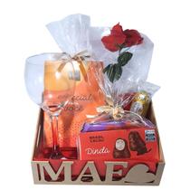 Cesta Dia das Mães com Taça, Chocolates Especiais e Rosa com Trufa