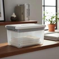 Cesto Caixa Multiuso com Tampa Trava Organização Casa Quarto Sala Lavanderia Brinquedos Roupas Armazenamento 20 Litros Branca Cesto Caixa Multiuso com Tampa Trava Organização Casa Quarto Sala Lavanderia Brinquedos Roupas Armazenamento 20 Litros Branca