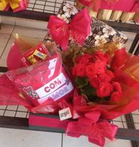 Cesto de flores com bombom e almofada de coração Cesto de flores com bombom e almofada de coração