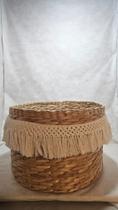 Cesto grande de taboa decorado com macramê
