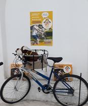 Cesto para pet em bicicleta, não gira com o guidão, suporta até 25kg e se adapta a todo tipo bike, pintado, engate rápido, cesto cinza.
