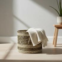 Cesto Raoni Organizador Decorativo Multiuso Ø27x25cm Em Fibra Natural Seagrass E Plástico Cesto Raoni Organizador Decorativo Multiuso Ø27x25cm Em Fibra Natural Seagrass E Plástico