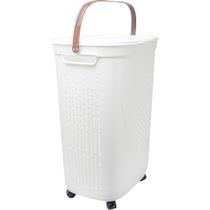 Cesto Rattan Linea 50 Litros Roupeiro com Tampa, Alça e Rodízios Ratan Pra Roupas Sujas Brinquedos Organização Multiuso Cesto Rattan Linea 50 Litros Roupeiro com Tampa, Alça e Rodízios Ratan Pra Roupas Sujas Brinquedos Organização Multiuso