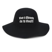Chapéu Cata Ovo De Feltro Natanzinho Frase:Viver é diferente de tá VivoCor:Preto Chapéu Cata Ovo De Feltro Natanzinho Frase:Viver é diferente de tá VivoCor:Preto