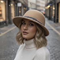 Chapéu Clochê Retrô Feminino de Feltro Com Fita Laço Duas Cores Mulher Chapéu Clochê Retrô Feminino de Feltro Com Fita Laço Duas Cores Mulher