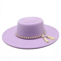 Chapéu Fedora com Corrente Dourada