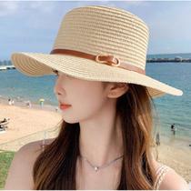 Chapéu Feminino Modelo Paris de Fibra Bege Aba Média Com Cintinho de Couro