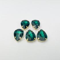 Chaton Acrilico Gota Verde Esmeralda Engrampado Dourado 13x18mm - 5 unidades Chaton Acrilico Gota Verde Esmeralda Engrampado Dourado 13x18mm - 5 unidades