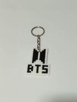 Chaveiro BTS preto pixel art