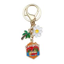 Chaveiro de férias de verão com palmeira e van de acampamento Chaveiro de férias de verão com palmeira e van de acampamento