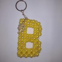 Chaveiro de pérolas letra B cor amarelo