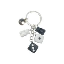 Chaveiro de resina preta com dados em preto e branco, urso, lua