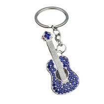 Chaveiro: guitarra de metal, prata e strass azul, decorada