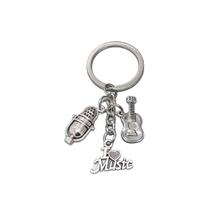 Chaveiro inspirado na música com microfone e pingente de guitarra