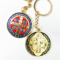 Chaveiro medalha São Bento dourado para proteção divina