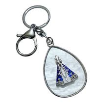 Chaveiro mosquetão prateado gota aparecida fundo perolado