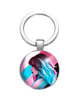 Chaveiro Mulher trans em frente à bandeira do orgulho LGBTQIA+