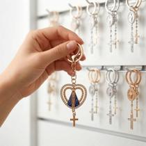 Chaveiro Nossa Senhora Aparecida Dourado Coração Strass Lembrancinha Religiosa em Metal com Mosquetão e Argola Chaveiro Nossa Senhora Aparecida Dourado Coração Strass Lembrancinha Religiosa em Metal com Mosquetão e Argola
