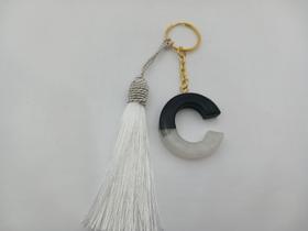 Chaveiro personalidade com letra C em resinana cor preto e branco Chaveiro personalidade com letra C em resinana cor preto e branco