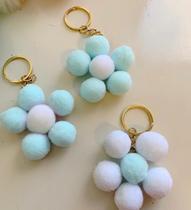 Chaveiro pompom azul floral argola dourada 10 unidades Chaveiro pompom azul floral argola dourada 10 unidades