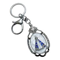 Chaveiro prateado oval aparecida strass perolado mosquetão