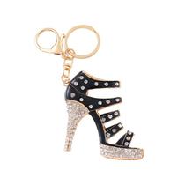 Chaveiro, sandália moderna de salto alto para mulheres, esmalte preto Chaveiro, sandália moderna de salto alto para mulheres, esmalte preto