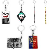 Chaveiro Suicide Squad Joker com pingente de metal com morcego e logotipo