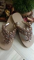 Chinelo bordado de pérolas
