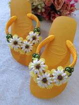 Chinelo bordado flor de girassol