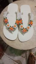 Chinelo branco flores Chinelo branco flores