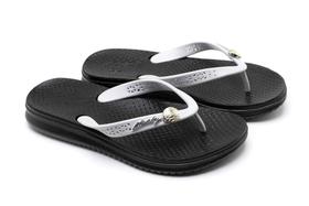 Chinelo Confortável Com Solado Macio e Detalhe Em Metal