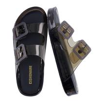 Chinelo CUSHIONAIRE Pool Slides Resistente à Água com Tiras Ajustáveis Chinelo CUSHIONAIRE Pool Slides Resistente à Água com Tiras Ajustáveis