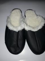 Chinelo de couro forrado com pelinho
