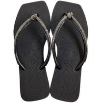 Chinelo de Dedo Feminino Casual Bico Quadrado com Strass Sua Cia 8503.17003 Chinelo de Dedo Feminino Casual Bico Quadrado com Strass Sua Cia 8503.17003