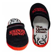 Chinelo de Quarto com Logo Stranger Things by Zona Criativa Chinelo de Quarto com Logo Stranger Things by Zona Criativa