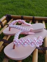 Chinelo de trama com perolas de miçangas.