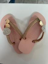Chinelo decorado com pedraria Chinelo decorado com pedraria